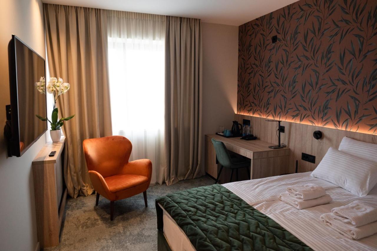 Hotel Gracian Sremska Mitrovica Buitenkant foto