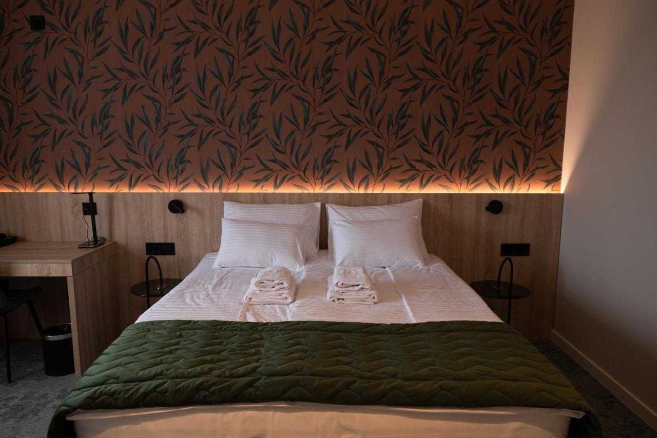 Hotel Gracian Sremska Mitrovica Buitenkant foto