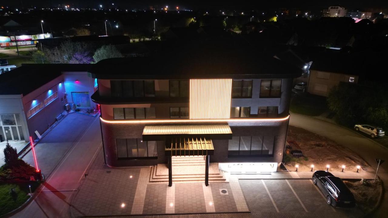 Hotel Gracian Sremska Mitrovica Buitenkant foto