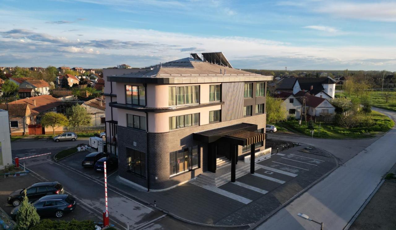 Hotel Gracian Sremska Mitrovica Buitenkant foto