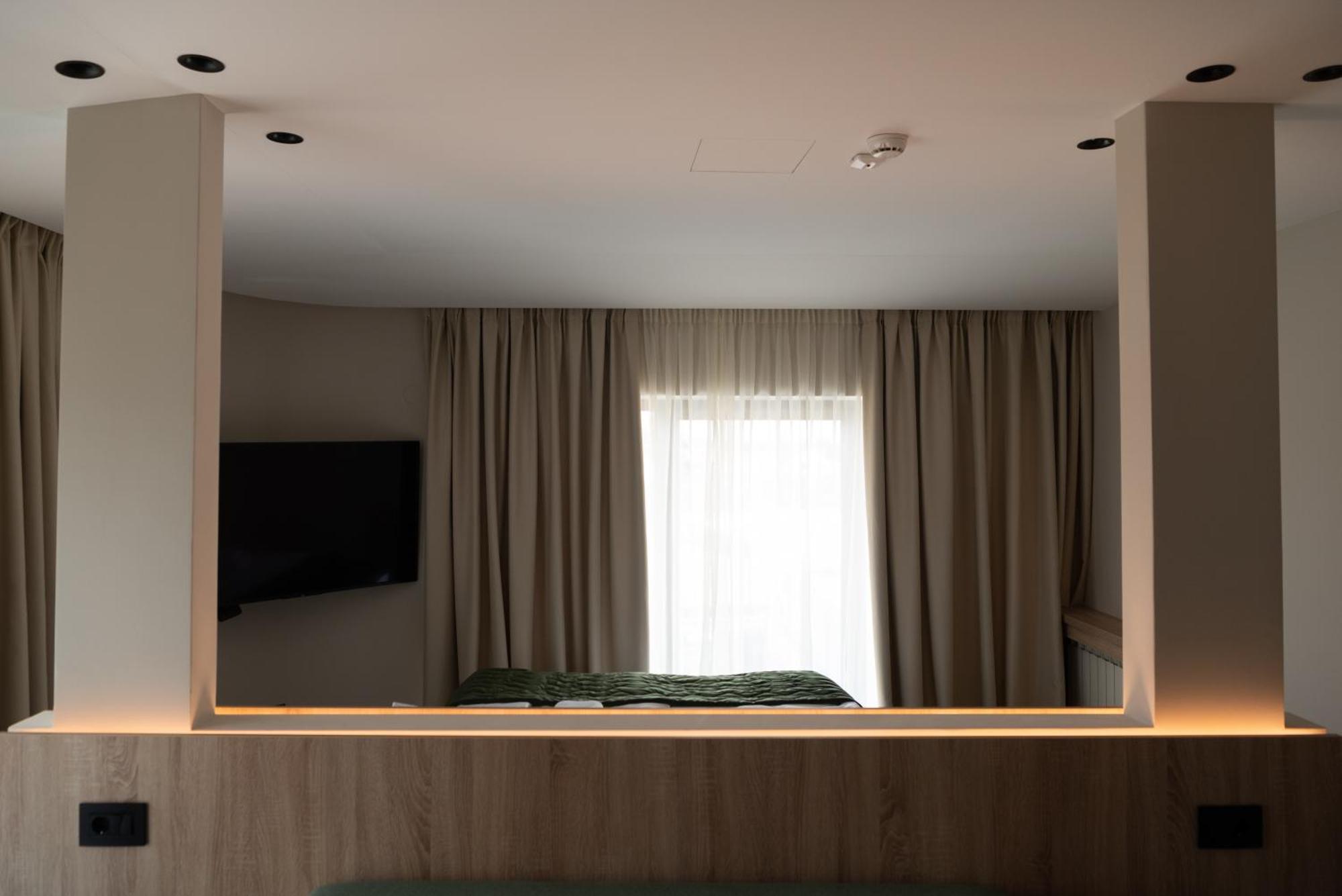 Hotel Gracian Sremska Mitrovica Buitenkant foto