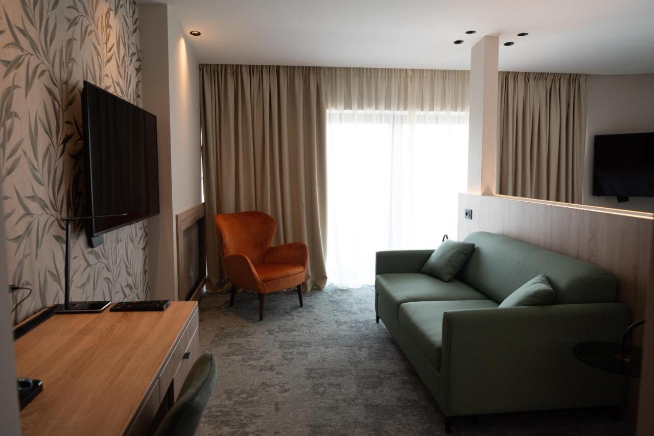 Hotel Gracian Sremska Mitrovica Buitenkant foto