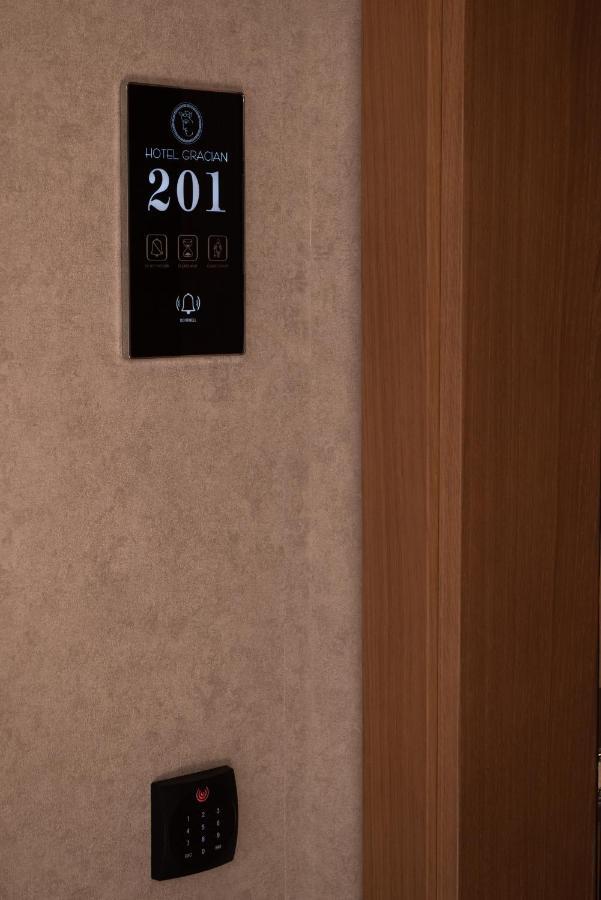 Hotel Gracian Sremska Mitrovica Buitenkant foto