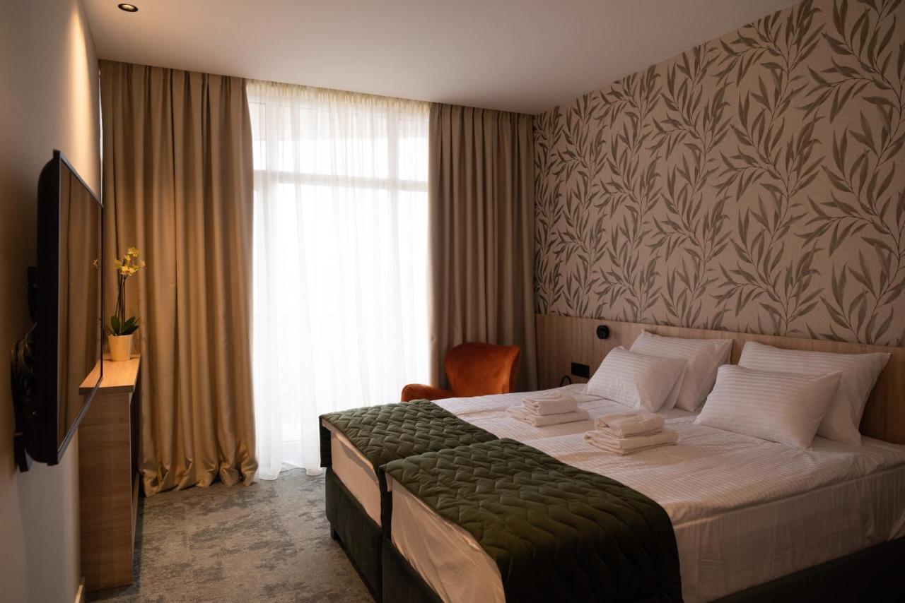 Hotel Gracian Sremska Mitrovica Buitenkant foto