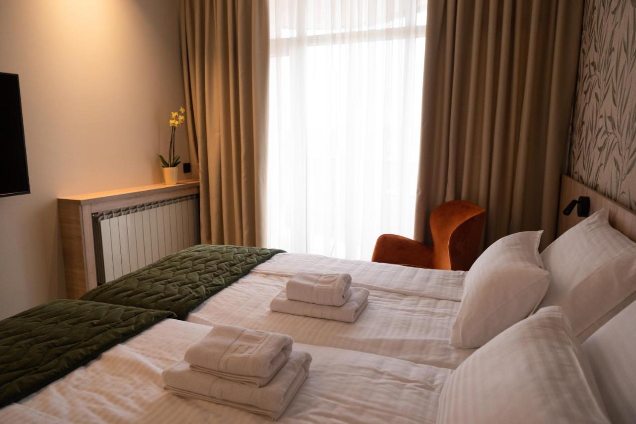 Hotel Gracian Sremska Mitrovica Buitenkant foto