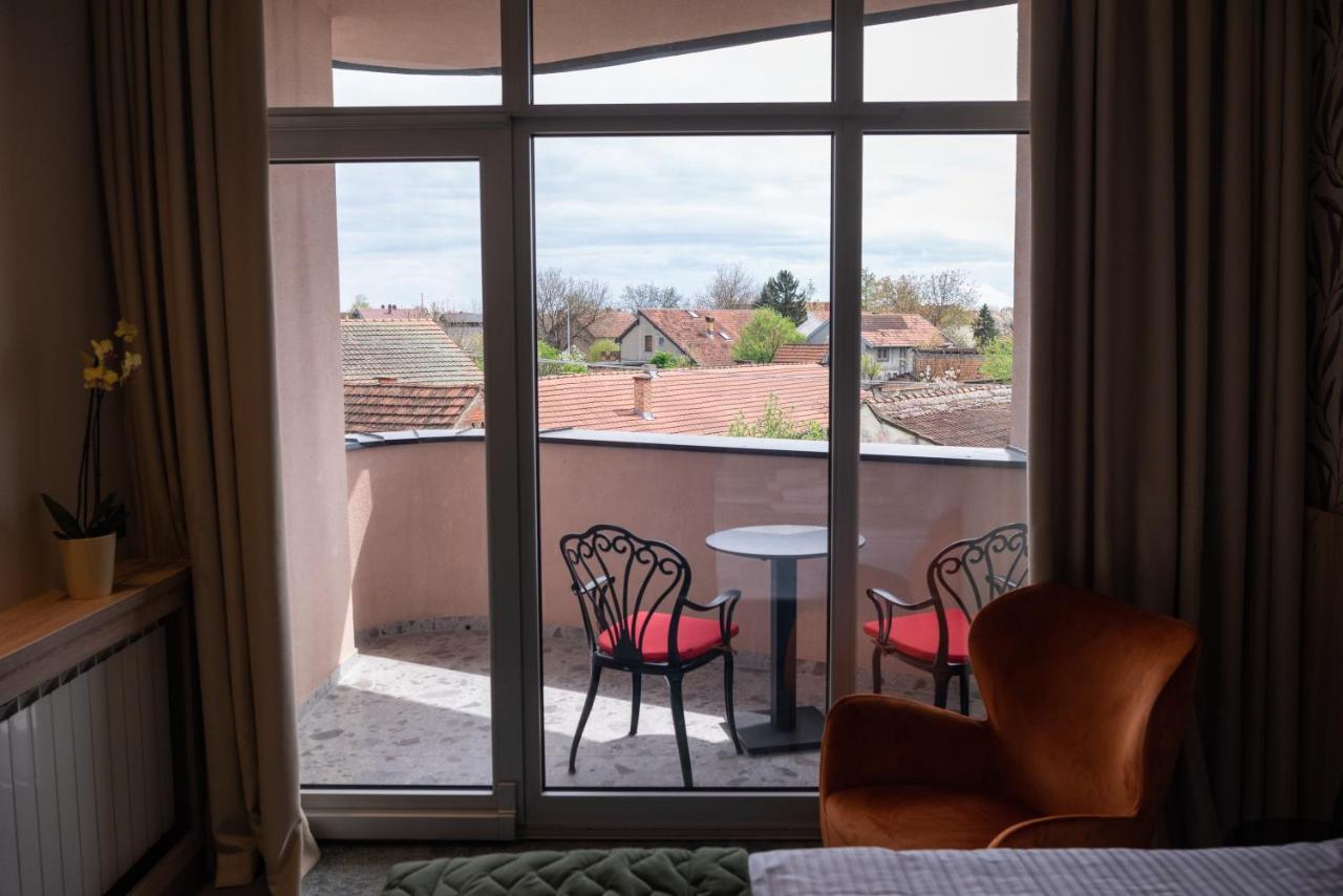 Hotel Gracian Sremska Mitrovica Buitenkant foto
