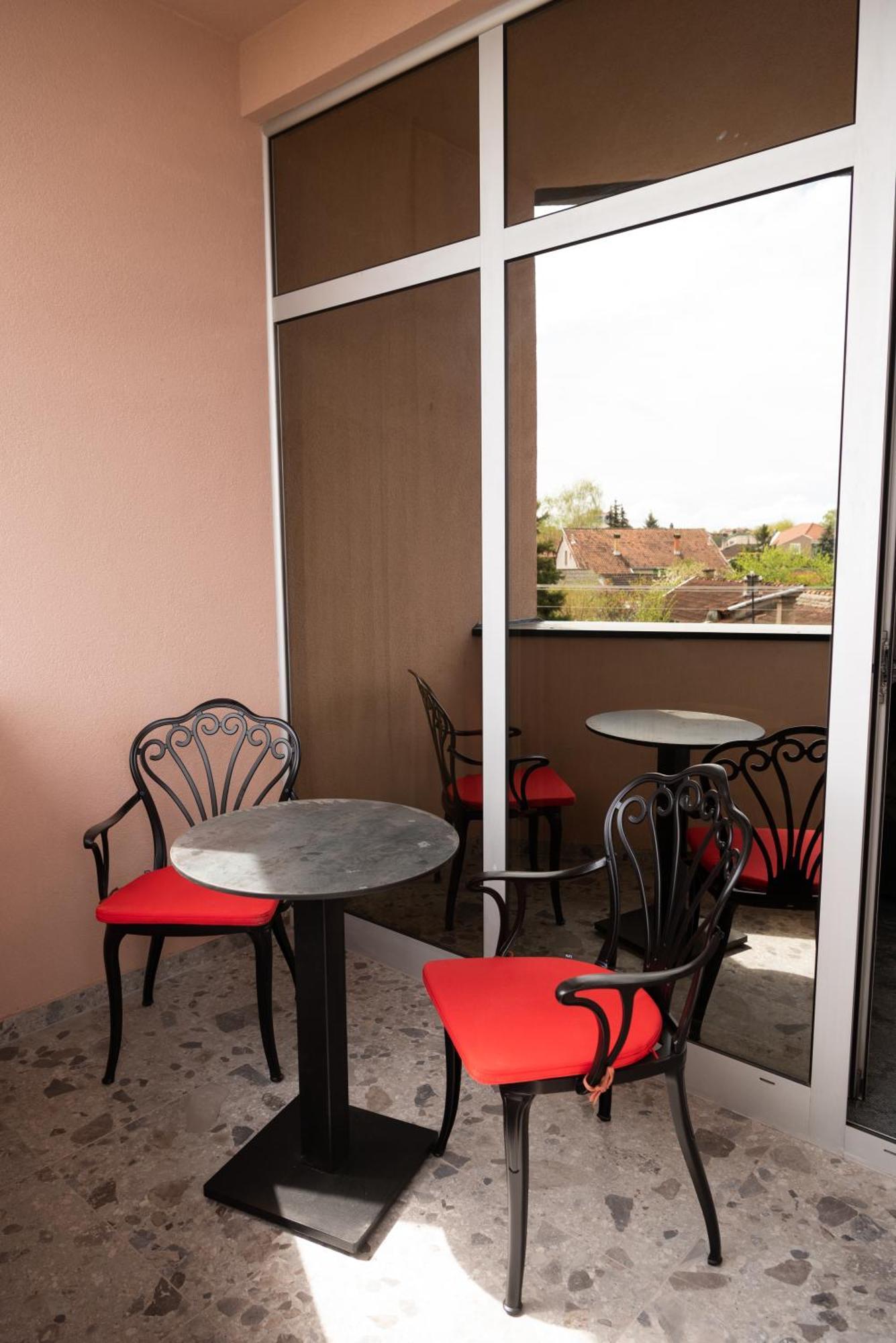Hotel Gracian Sremska Mitrovica Buitenkant foto